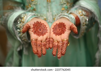 picture, Hina design with name, bridal mehndi picture, Nikkah bride mehndi picture, beautiful henna design, simple design,  tiki, red mehndi design, front hand mehndi, Henna fashion