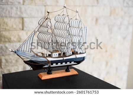 Picture of a junk ship model for decorating living rooms, bedrooms within homes, resorts or luxury hotels.