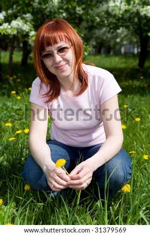 Similar – Junge glückliche Frau, die einen sonnigen Tag in der Natur genießt.