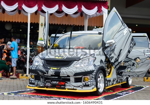A picture of a modified car was taken at the\
automotive modification event at the Pelita depot in November 2019\
in Banjarnegara