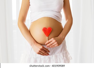  Picture Of Pregnant Woman Holding Heart Sign 