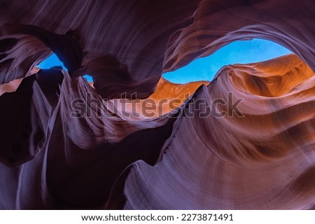 A picture of the rock formations of the Lower Antelope Canyon.