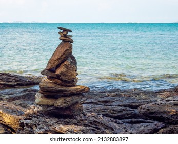 picture of a rock on the coast of the sea They are stacked beautifully in sequence, still see island And sky clear, look relaxed. Suitable relax and travel "Khao Leam Ya National Park" Rayong Thailand