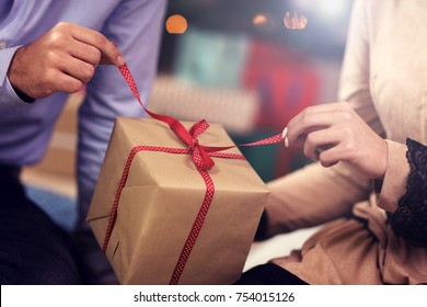 Picture Showing Happy Couple Opening Christmas Present ภาพถ่ายสต็อก