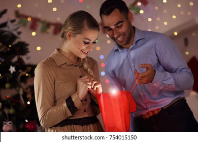 Picture Showing Happy Couple Opening Christmas Present స్టాక్ ఫోటో