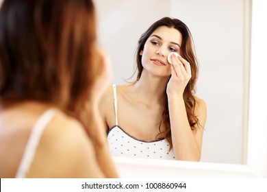 浴室の鏡を見た若い女性の姿を描いた画像