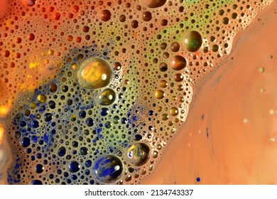 The picture shows a texture pattern formed by a large number of small bubbles on a brown background.