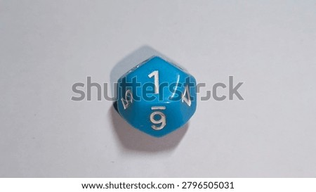 A picture of solid blue polyhedral die, specifically a 12-sided die (d12), positioned in the center against a clean, white background. Foto stock © 