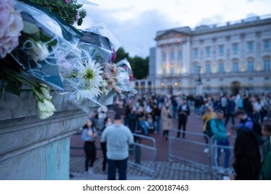 Picture Taken On 10 Sep 2022 At Buckingham Palace In London. Flowers Laid In Memory Of HM Queen Elizabeth II.