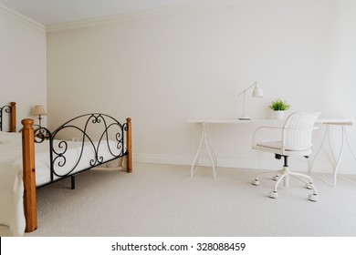 Picture of white bedroom in minimalist style: zdjęcie stockowe