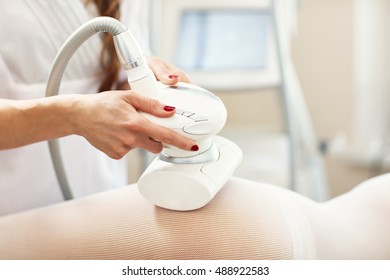 Bild einer Frau mit Unterbehandlung im Schönheitssalon