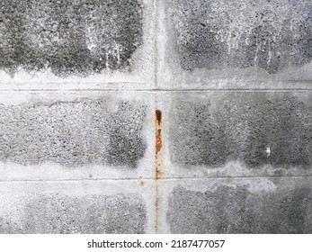 Pictured, the surface of the brick wall is old, with traces of rust.