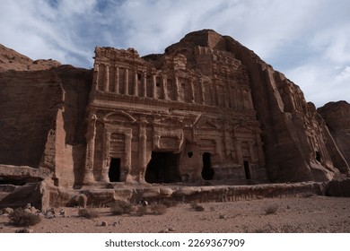 Pictures of different travel highlights in Jordan, the ancient city Petra, Wadi Rum desert, the Dead Sea, archaeological site, capital city Amman, hiking in Wadi Ghuweir