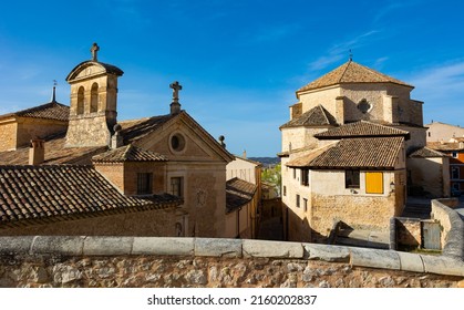 Paisaje pintoresco con vistas a la iglesia de San Pedro y al monasterio carmelita de Cuenca, España