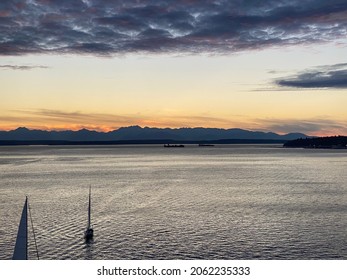 Picturesque Seattle Waterfront During Sunset