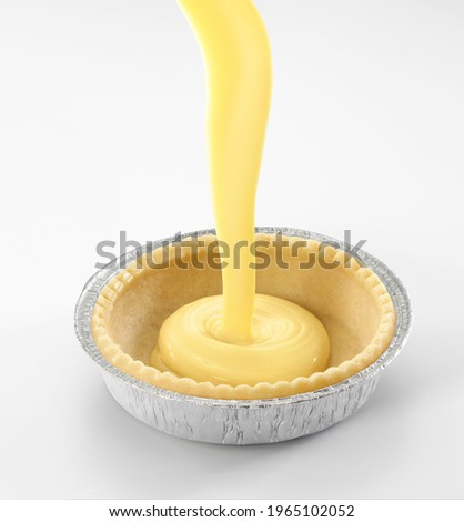 Pie bottom to fill  in aluminium mold, with a culinary preparation on a white background