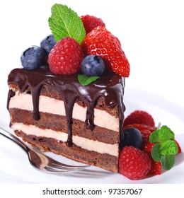 Stück Schokoladenkuchen mit Eis und frischer Beere auf weißem, isoliertem Hintergrund