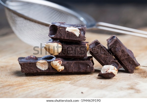 pieces of chocolate with hazelnuts and cocoa\
products, divided into pieces of chocolate with whole nuts,\
chocolate with hazelnuts broken into\
pieces