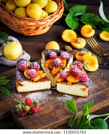 Hüttenkäsekuchen mit Erdbeeren