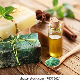 Stücke von natürlicher Seife mit Salz, Kräutern und Öl.