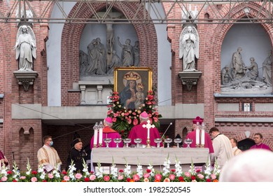 Piekary Sl, Poland, May 30, 2021: Pilgrimage Of Men And Young People To The Sanctuary Of Mary, Mother Of Love And Social Justice In Piekary Slaskie During The Covid-19 Coronovirus Pandemic