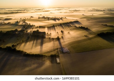 Piermut, Normandie, Frankreich. Luftbild von Feldern und Bäumen unter Nebel im ländlichen Frankreich bei Tagesanbruch – Stockfoto
