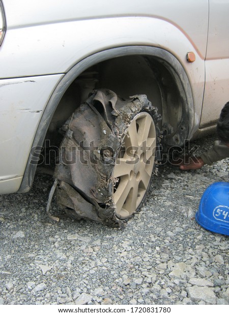 Pierced
wheel traveled on crushed stone. Car wheel is broken, flat tire,
drove a few minutes on a broken wheel
result