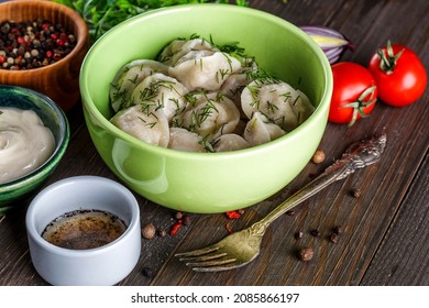 Pierogi o pyrohy, varenyky, vareniki, dumplings servidos con cebolla salada caramelizada en tazón sobre mesa de madera - Comida tradicional rusa- pelmeni, ravioli