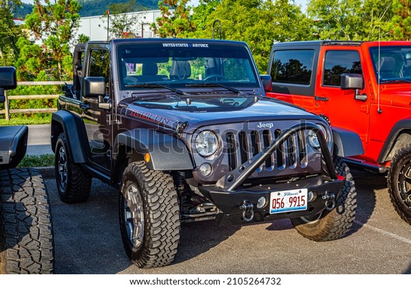 Pigeon Forge, TN - August 25, 2017: Modified Off\
Road Jeep Wrangler JK Rubicon Unlimited Hardtop at a local\
enthusiast rally.