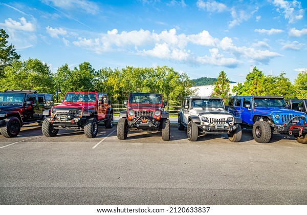 Pigeon\
Forge, TN - August 25, 2017: Modified Off Road Jeep Wranglers\
parked in a row at a local enthusiast\
rally.