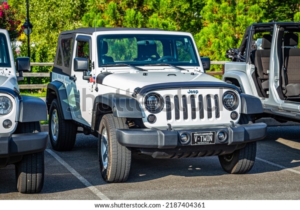 Pigeon Forge,\
TN - August 25, 2017: Modified Off Road Jeep Wrangler JK Sport Soft\
Top at a local enthusiast\
rally.