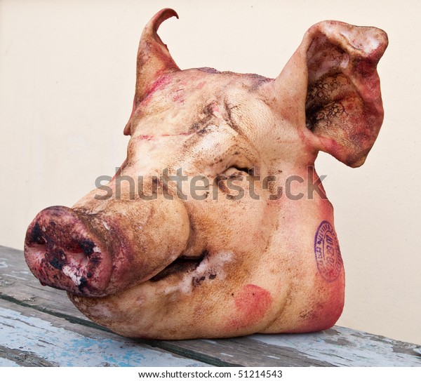 豚の頭を切り落とす の写真素材 今すぐ編集