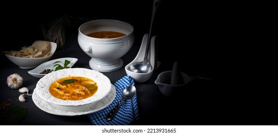 Pikante Oyster Soup Mit Hühnerfleisch