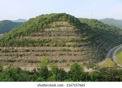 The Pikeville Cut-Through Is A Rock Cut In Pikeville, Kentucky, United States, Created By The U.S. Army Corps Of Engineers, Through Which Passes A Four-lane Divided Highway U.S. Route 23