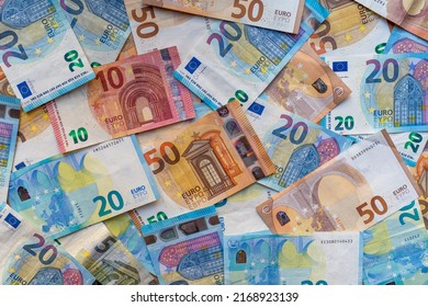 Pila de billetes sobre la mesa en denominaciones de veinte euros, cincuenta euros, diez euros y cinco euros. Antecedentes de billetes en euros mezclados