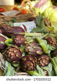 Pile Of Big Head Flowers Of Green Purple Freshly Harvested Artichokes Sold On Farmer’s Market Italy, Venice. Promotes Healthy Clean Eating, Vegetarian Diet, Simple And Delicious Meals. Close Up View