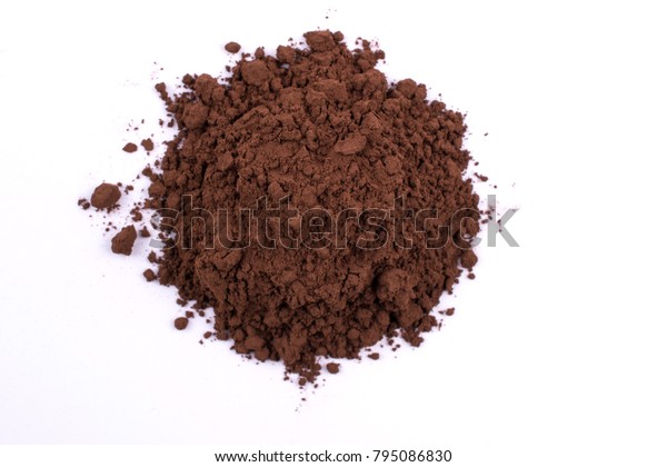 白い背景に茶色のココアチョコレートパウダーの山 の写真素材 今すぐ編集