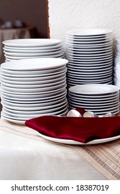 Pile of crockery (kitchenware)