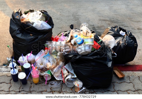 歩道に多くのごみを捨てるごみ袋と黒いごみ袋の山 汚れごみ プラスチックごみ 発泡袋トレイ床に多くのごみ 廃プラスチック の写真素材 今すぐ編集