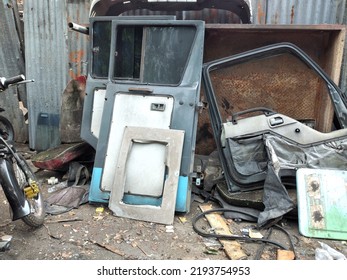 A Pile Of Household Waste, Metal And Junk Vintage Rusted Scrap Prices Trash, Placed Curbside, Awaiting Trash Removal.