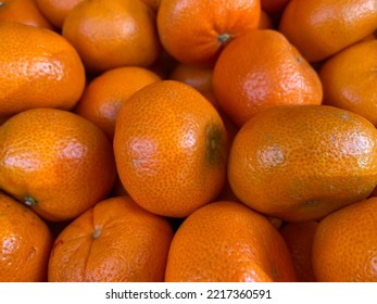 A Pile Of Mandarin Oranges At An Outdoor Fruit Market