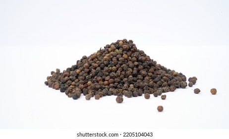 Pila de pimienta negra orgánica (Piper nigrum) aislada en fondo blanco. pimienta negra molida, granos de pimienta negra. Granos de pimienta negra al cerrar el fondo