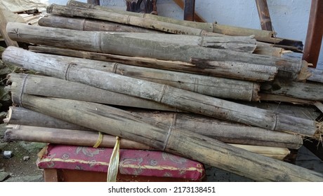 Pile Of Scrap Wood That Has Been Cut Into Pieces
