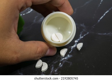 Pill Dissection Machine The Pills Can Be Dissected Into The Same Size. And Can Easily Crush Pills Into Powde.