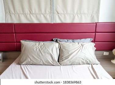 Kissendekoration auf dem Bett im Schlafzimmer
