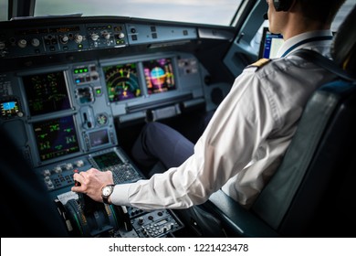 Hand des Piloten, die bei einem Cockpit für den Flug eines Verkehrsflugzeuges während des Starts auf die Drosselklappe beschleunigt