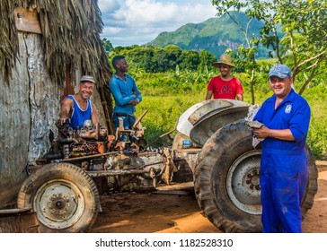 Pinar Del Rio, Cuba - 21 Oct 2016: A Group Of People Around A Tractor. Editorial