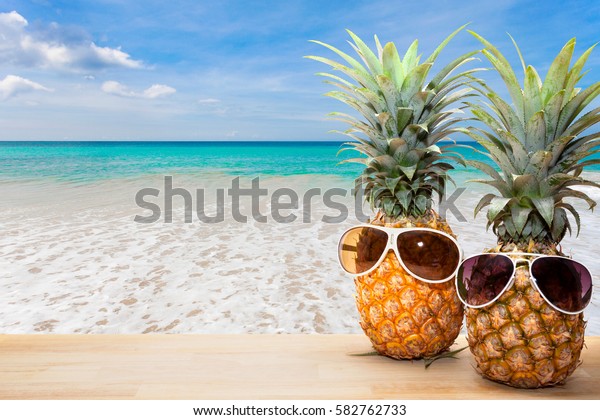 ビーチ背景にパイナップルとサングラス コンセプトの夏の背景 の写真素材 今すぐ編集