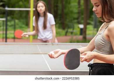 ping pong, niñas adolescentes jugando ping pong con raquetas de ping pong y ping pong
