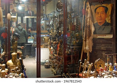 Pingyao, Shanxi, China - Nov 27 2018: A Store In Pingyao At Night Selling Antiques And Communist Memorabilia. Picture Of Chairman Mao Zedong. Pingyao Old Town Is A Famous Ancient Walled City In China.